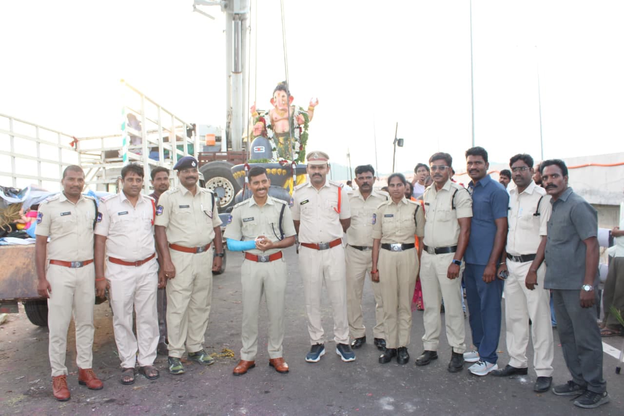 బాసర బ్రిడ్జి వద్ద గణేష్ నిమజ్జనం బందోబస్తు ఏర్పాట్లను పర్యవేక్షించిన పోలీస్ కమిషనర్...