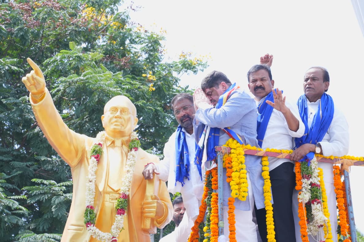 కరీంనగర్ బస్ స్టేషన్‌లో బాబాసాహెబ్ డాక్టర్ బి.ఆర్. అంబేద్కర్ విగ్రహావిష్కరణ చేసిన మంత్రులు పొన్నం ప్రభాకర్, వాకిటి శ్రీహరి