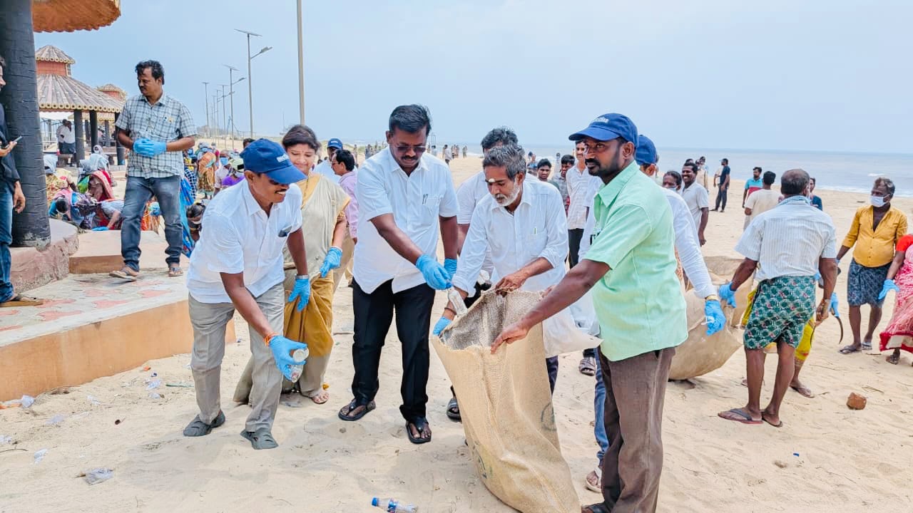 బీచ్ లో వ్యర్థాలు, ప్లాస్టిక్ తొలగింపు కార్యక్రమం