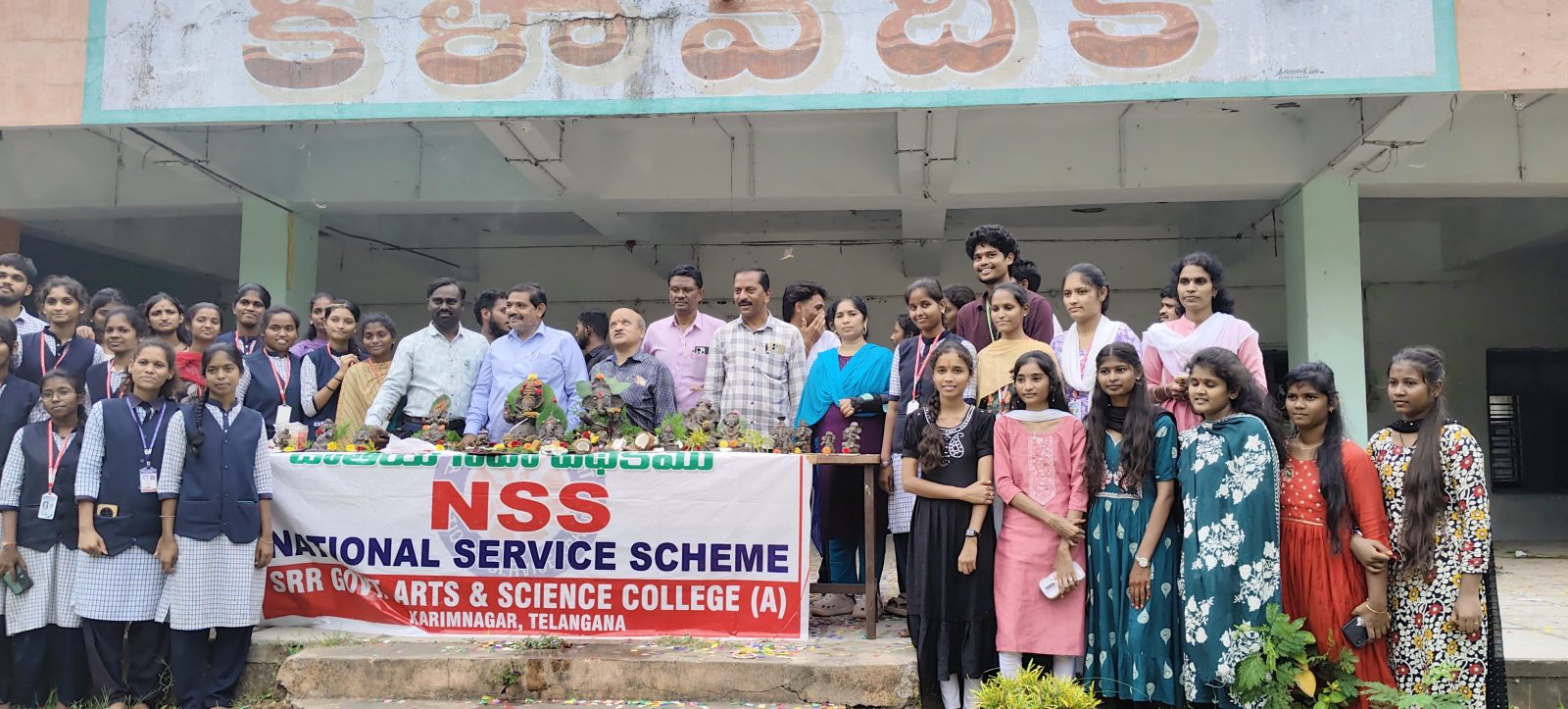 పర్యావరణ పరిరక్షణకు మట్టి వినాయక విగ్రహాలు