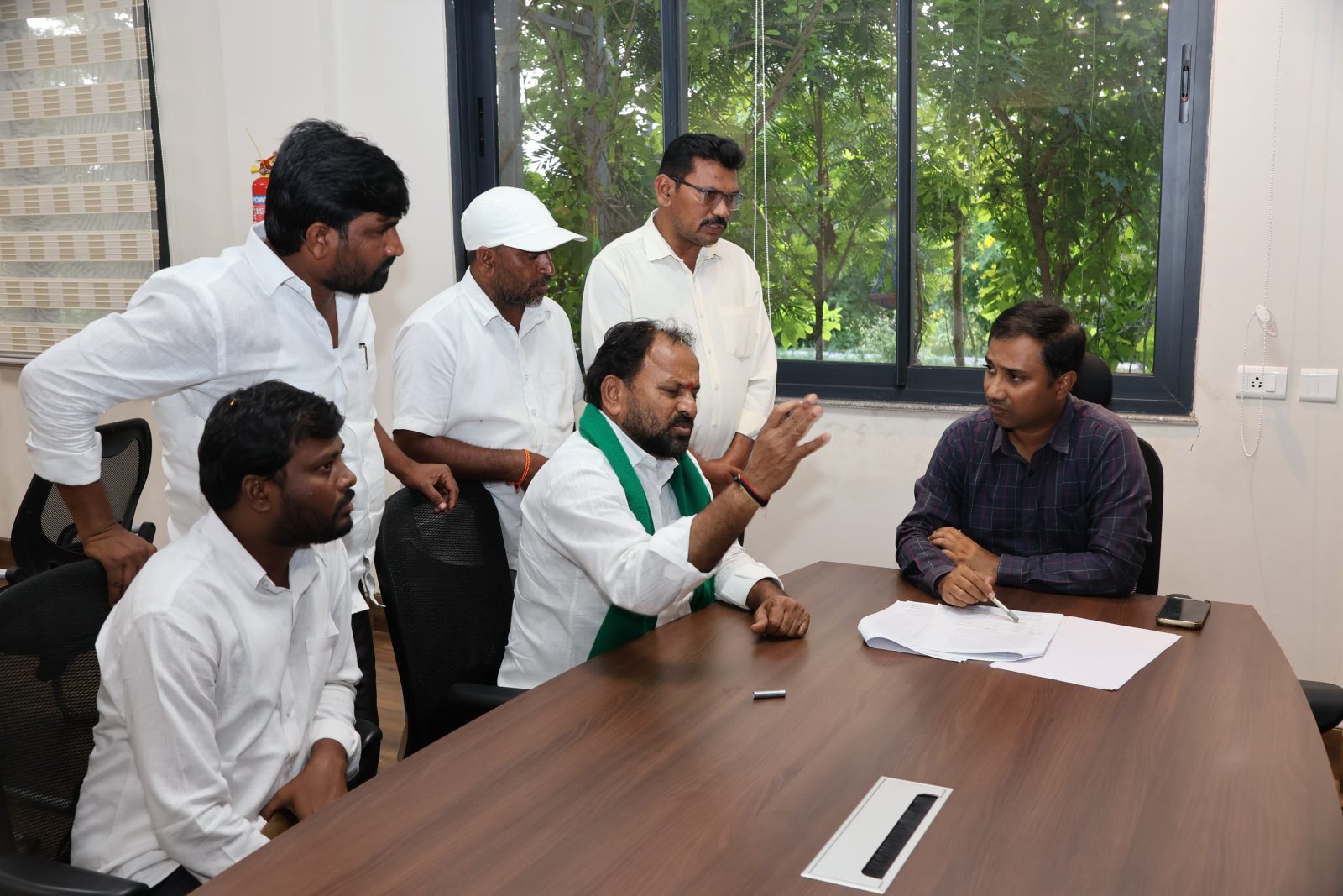 కలెక్టర్ దివాకర టి.ఎస్.ను మర్యాదపూర్వకంగా కలిసిన ఎమ్మెల్యే రాందాస్ నాయక్