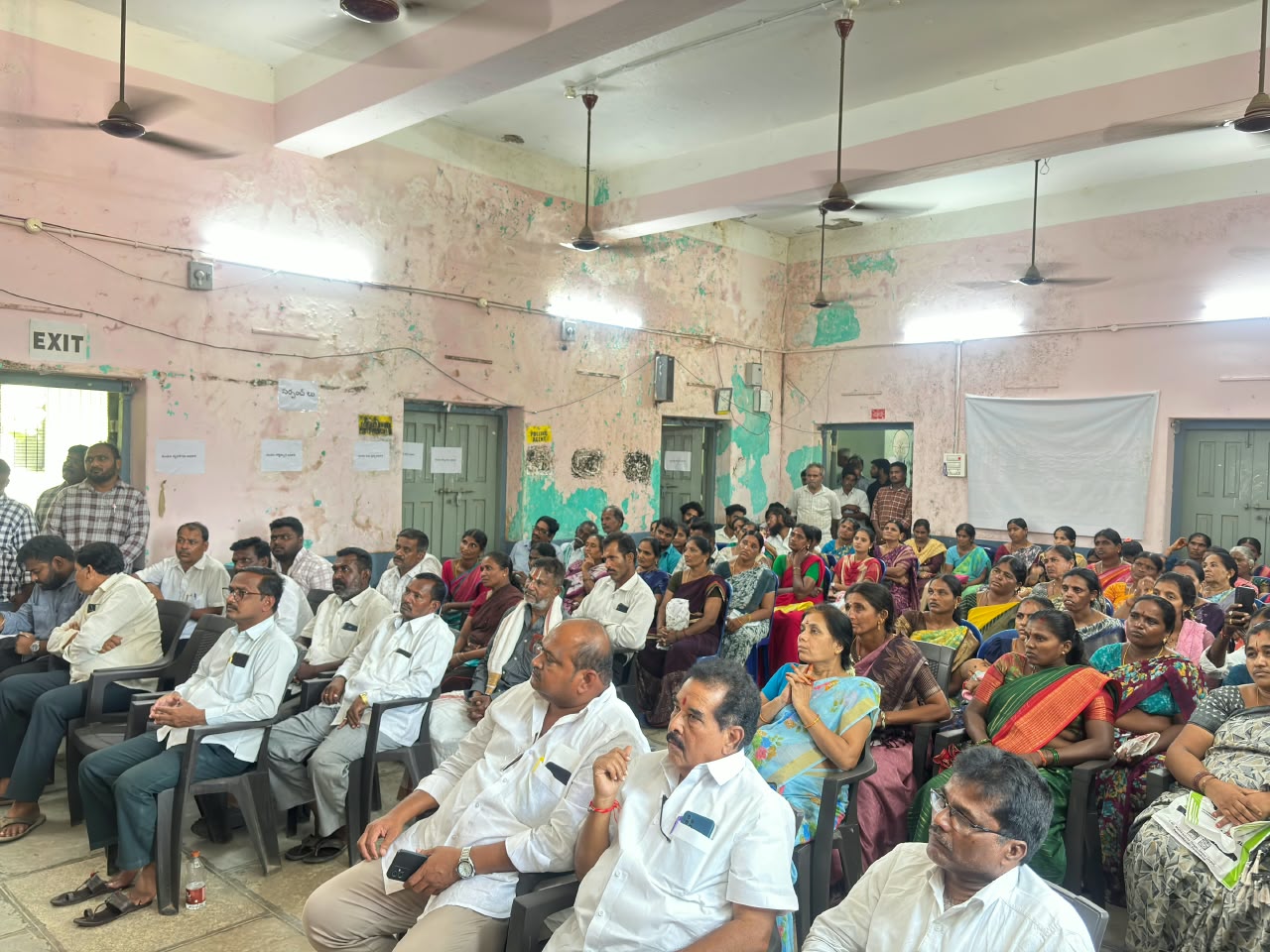 కళ్యాణ లక్ష్మి, షాదీ ముబారక్ లబ్ధిదారులకు చెక్కులు అందజేసిన ప్రభుత్వ విప్