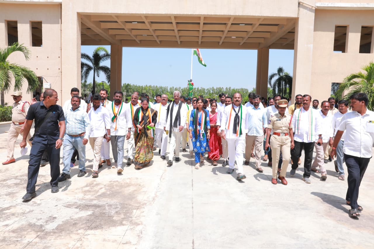 చీఫ్ ఎలక్షన్ కమిషనర్ జ్ఞానేశ్వర్ రాజీనామా చేయాలని కలెక్టర్ కార్యాలయం ముట్టడి