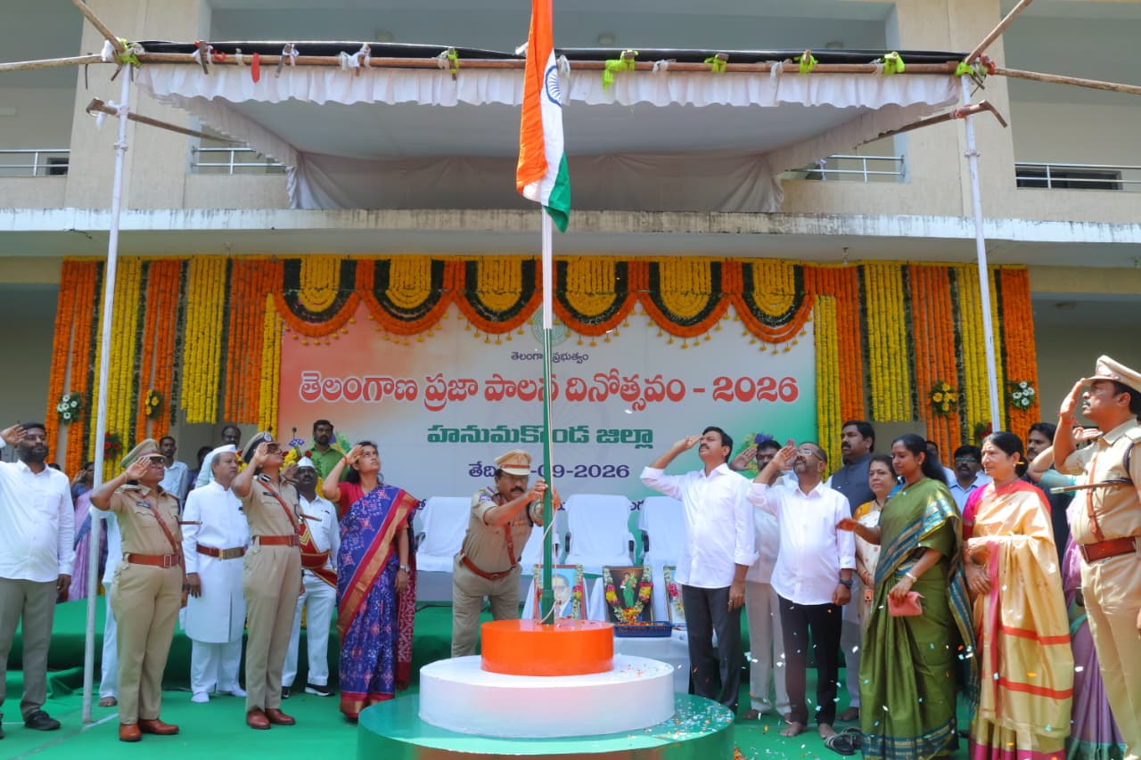 జిల్లా కలెక్టరేట్ లో ఘనంగా ప్రజాపాలన దినోత్సవం..  ప్రగతి నివేదిక ను తెలియజేసిన మంత్రి పొంగులేటి