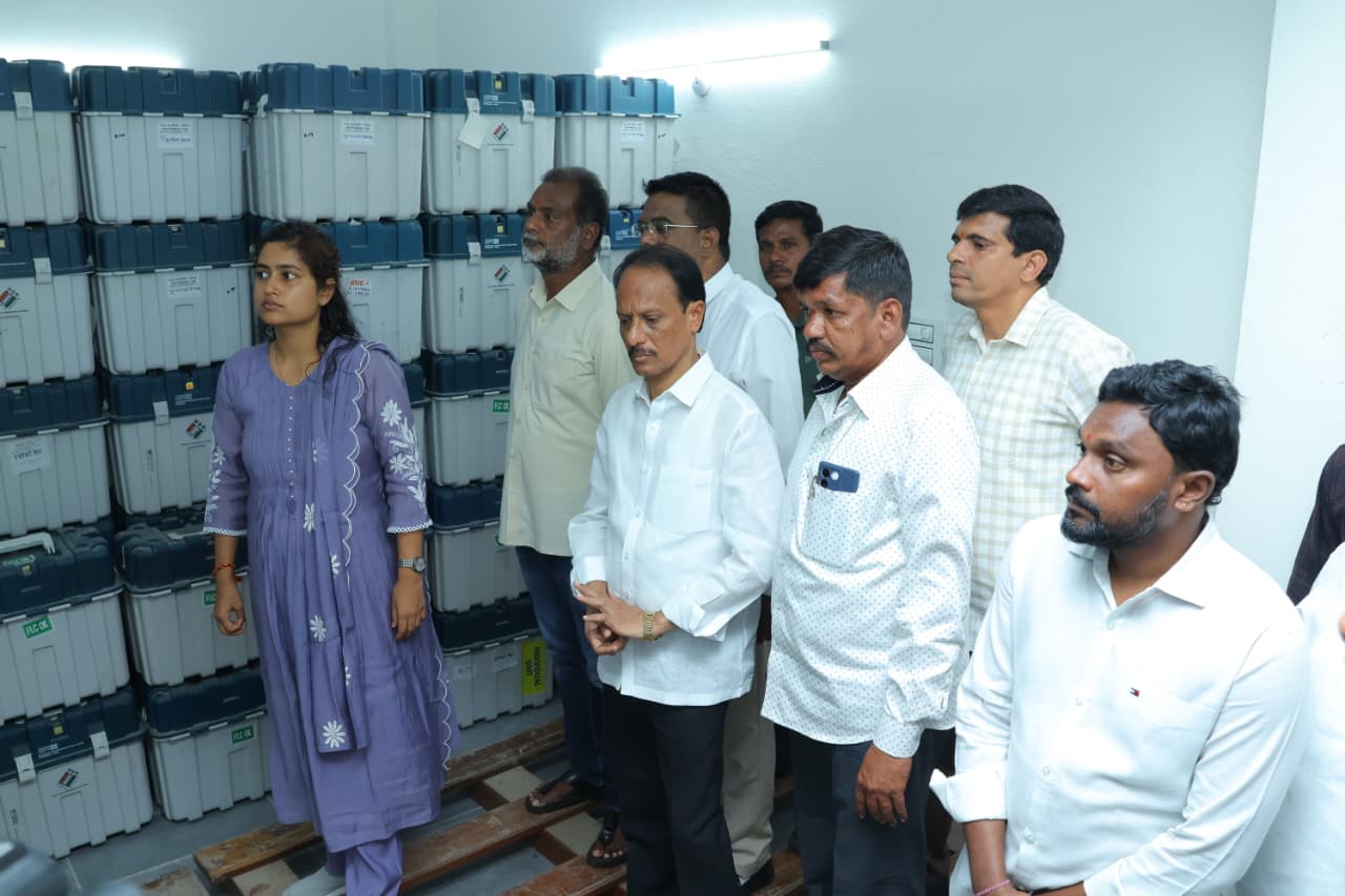 ఈవీఎం గోదాంను తనిఖీ చేసిన కలెక్టర్ చాహత్ బాజ్ పాయి