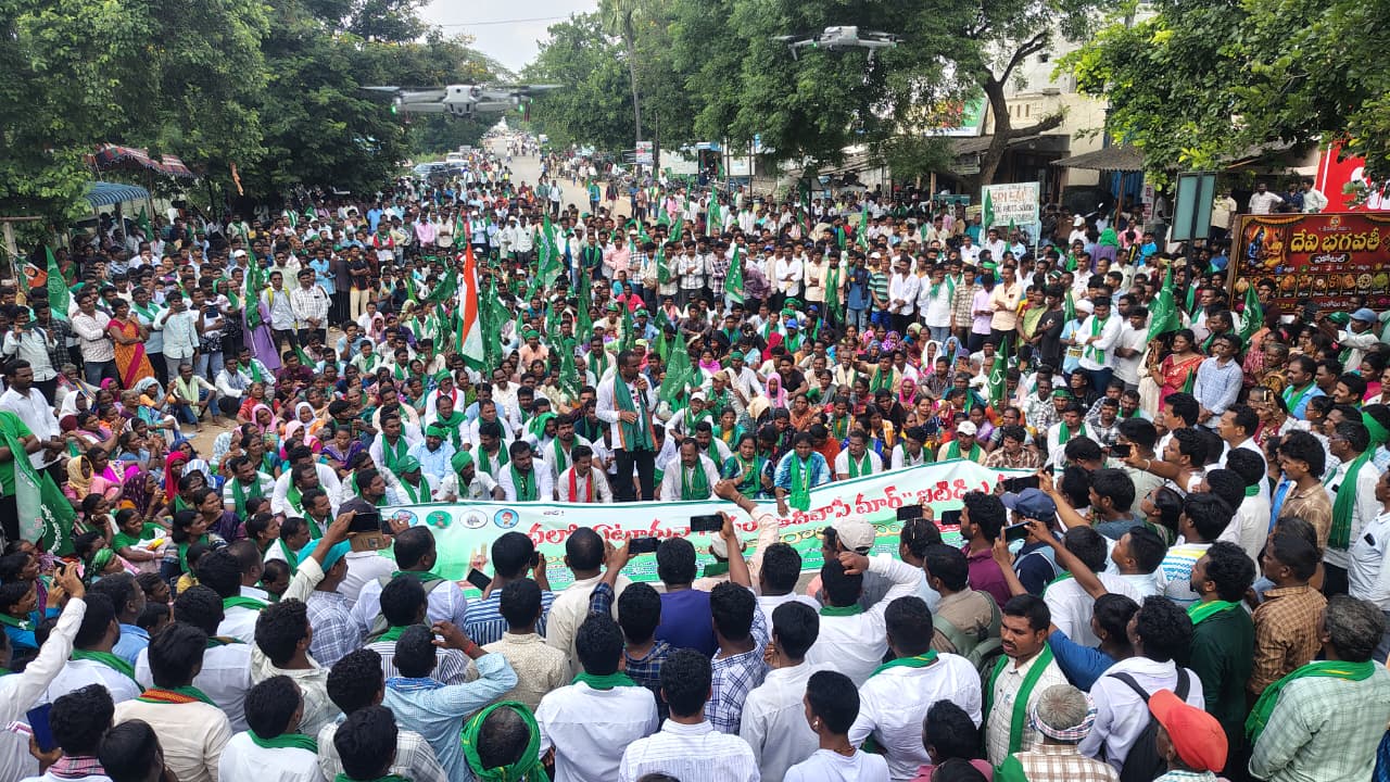 తుడుందెబ్బ ఆధ్వర్యంలో భారీ ర్యాలీ: జాతీయ రహదారిపై రాస్తారోకో