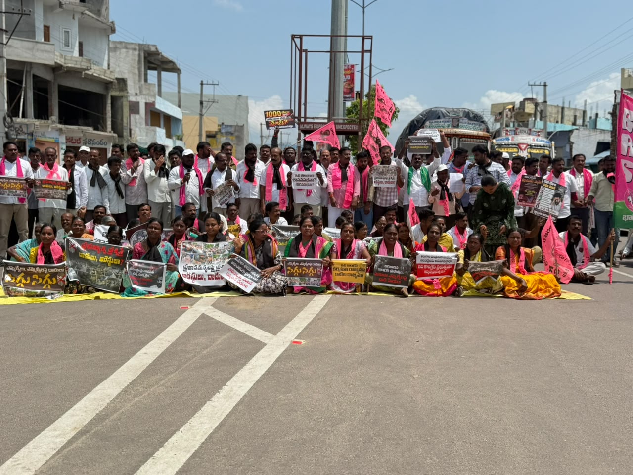 బీఆర్ఎస్ ఎమ్మెల్యేల అరెస్టును నిరసిస్తూ వర్ధన్నపేటలో రాస్తారోకో, ధర్నా
