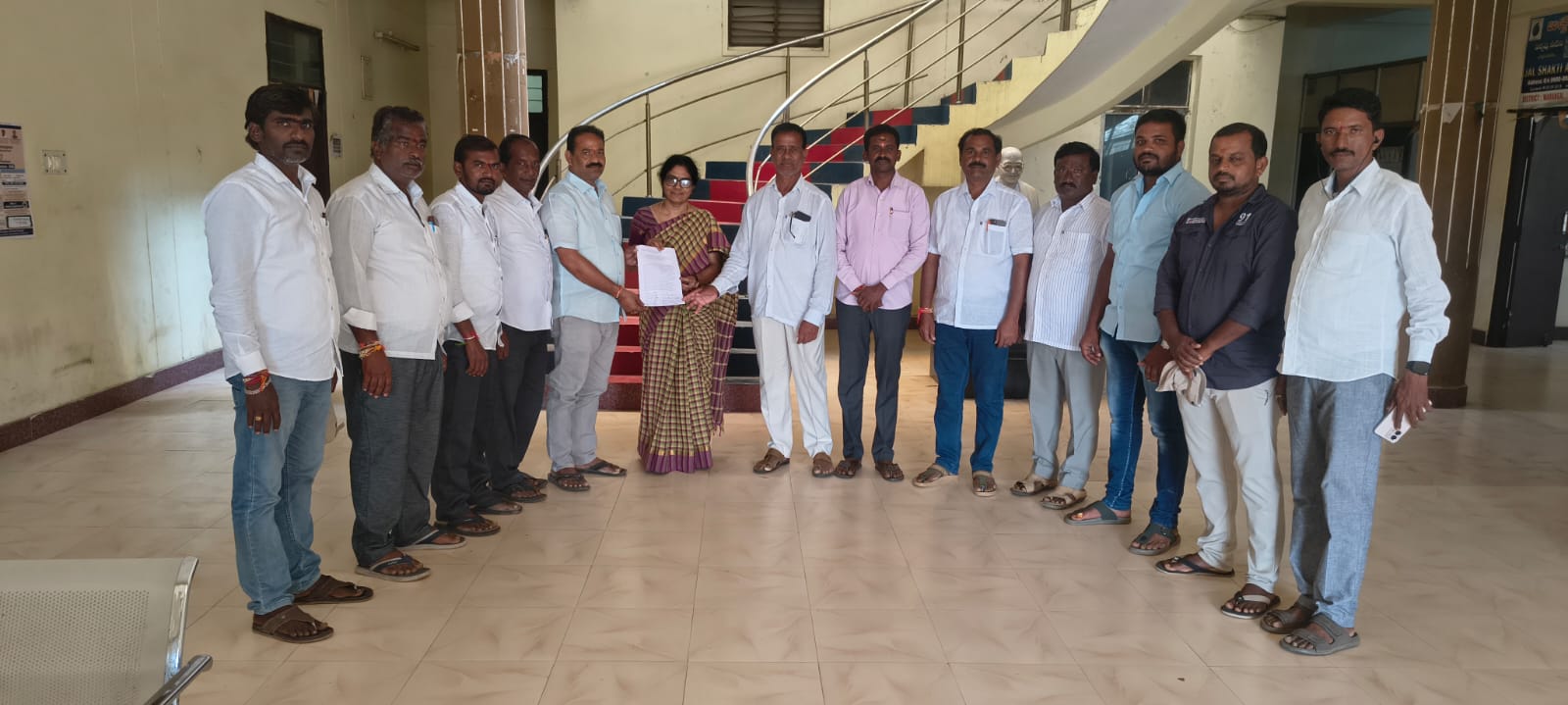 పెన్షన్ల మంజూరులో జాప్యంపై డీఆర్డీఏ పీడీకి  వినతి పత్రం సమర్పించిన బీఆర్ఎస్ నాయకులు