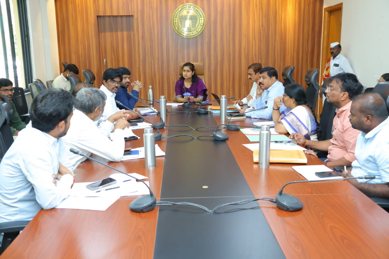 భూ సేకరణ కై చేపట్టిన సర్వే ని పరిశీలించిన కలెక్టర్ చాహత్ బాజ్ పాయి
