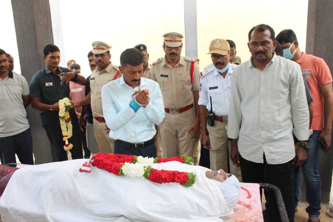 రిజర్వ్ ఇన్స్పెక్టర్ హెచ్. సతీష్ కు నివాళులర్పించిన పోలీస్ కమిషనర్ సాయి చైతన్య