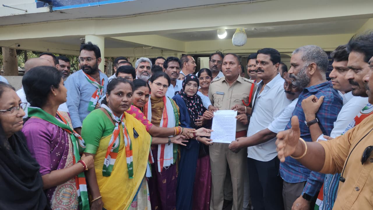 పశ్చిమ కాంగ్రెస్ శ్రేణుల నిరసన…