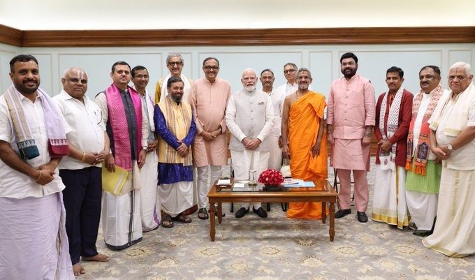ఉడిపిలో శ్రీశ్రీశ్రీ విశ్వప్రసన్న తీర్థ స్వామీజీని కలిసిన ప్రధాని మోదీ