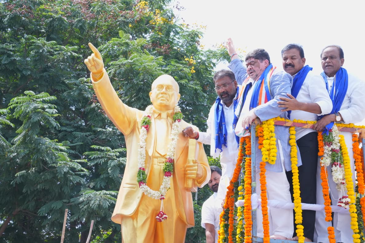 కరీంనగర్ బస్ స్టేషన్‌లో బాబాసాహెబ్ డాక్టర్ బి.ఆర్. అంబేద్కర్ విగ్రహావిష్కరణ చేసిన మంత్రులు పొన్నం ప్రభాకర్, వాకిటి శ్రీహరి