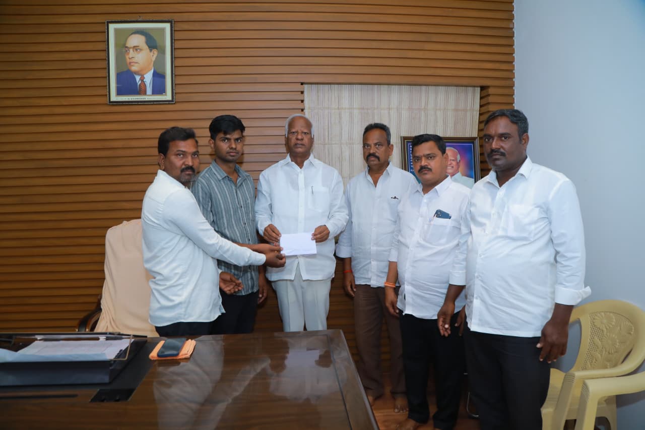 ​MBBS విద్యార్థికి ఎమ్మెల్యే కడియం శ్రీహరి ఆర్థిక సాయం