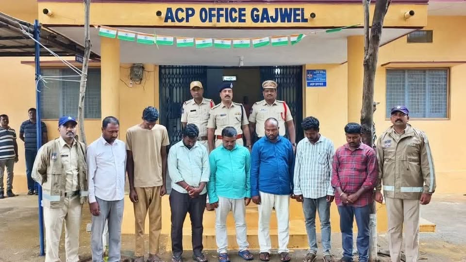 కేసీఆర్ ఫాంహౌస్ వద్ద పసుపు నీటితో శుద్ధి: ఏడుగురు అరెస్టు