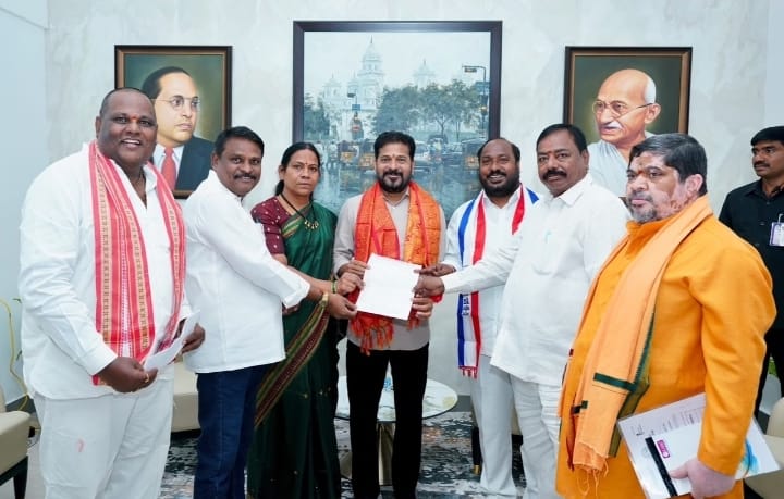 అసెంబ్లీలో సీఎం రేవంత్ రెడ్డి తో బీసీ సంఘాల  బృందం భేటీ