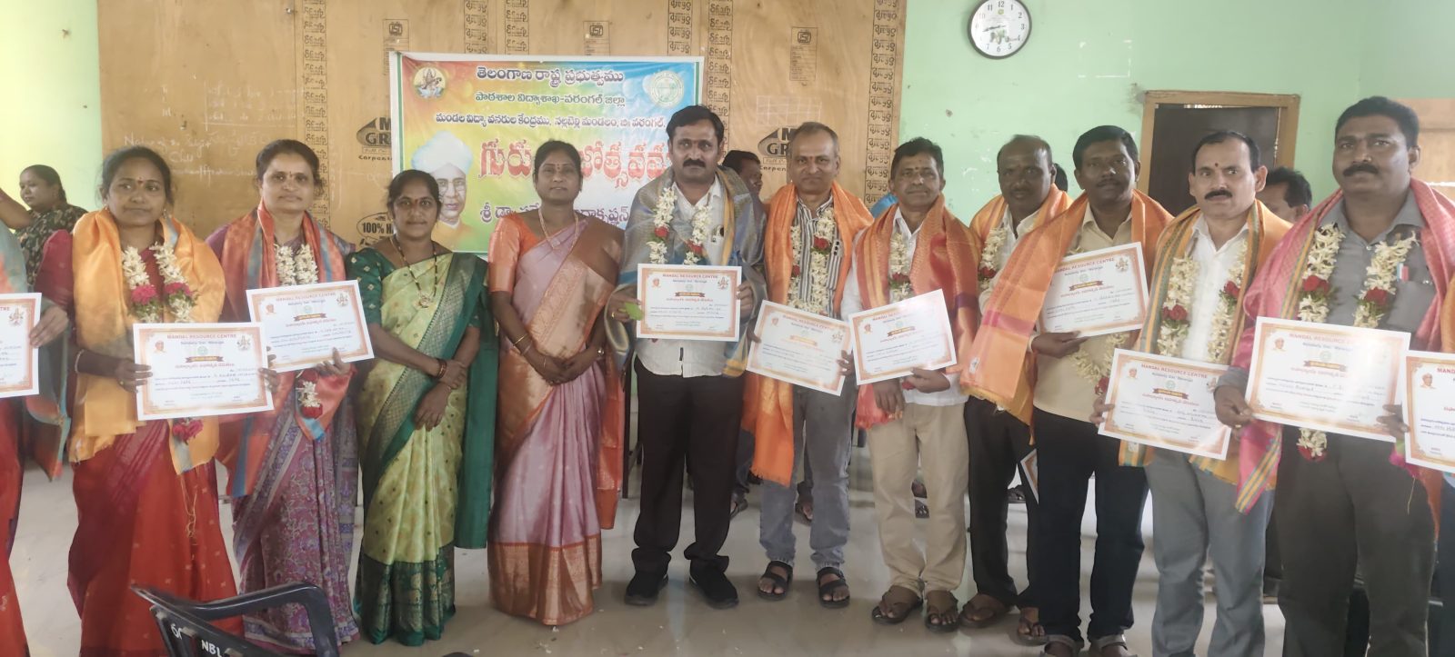 ఉత్తమ ఉపాధ్యాయులకు అవార్డులు అందజేత