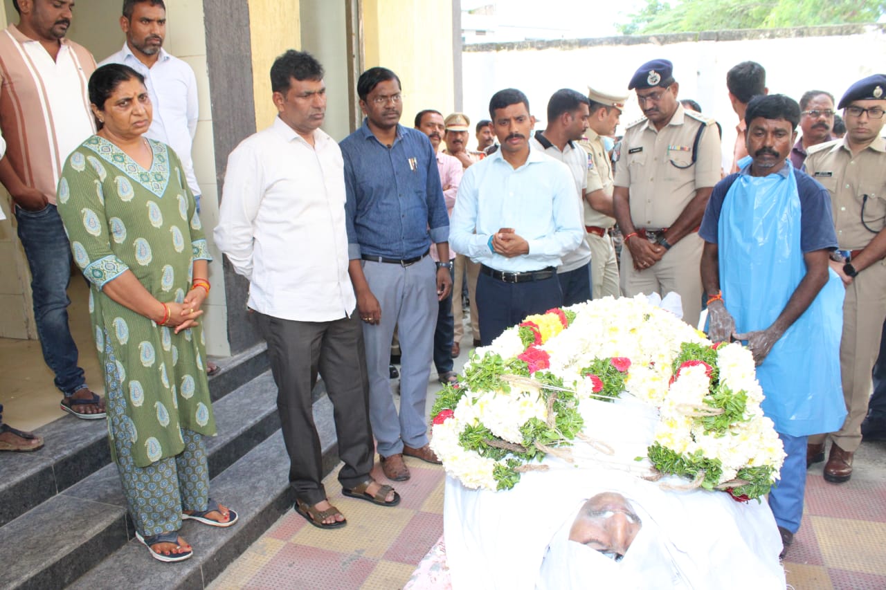 రిజర్వ్ ఇన్స్పెక్టర్ హెచ్. సతీష్ కు నివాళులర్పించిన పోలీస్ కమిషనర్ సాయి చైతన్య