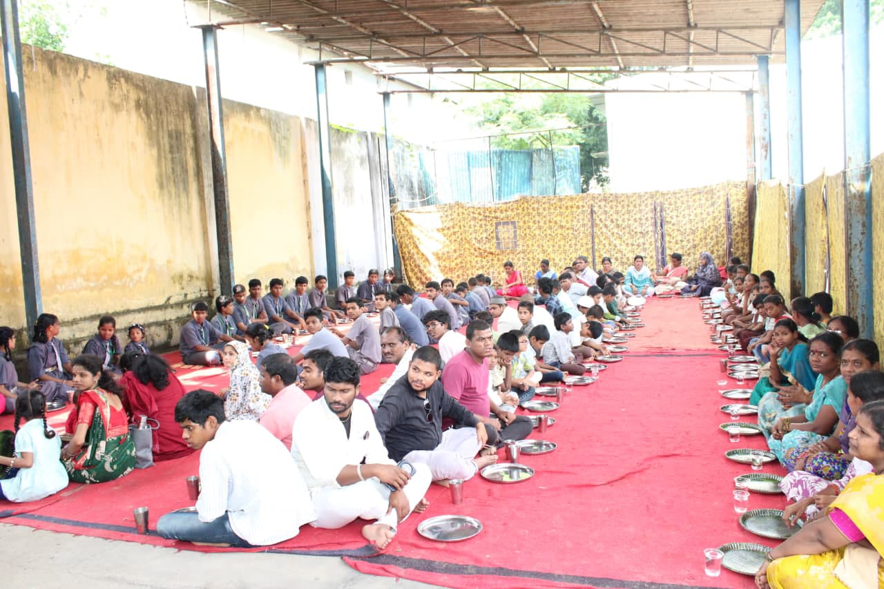 శ్రీ ఓం గణేష్ మండలి యందు అన్నదాన కార్యక్రమంలో పాల్గొన్న పోలీస్ కమిషనర్