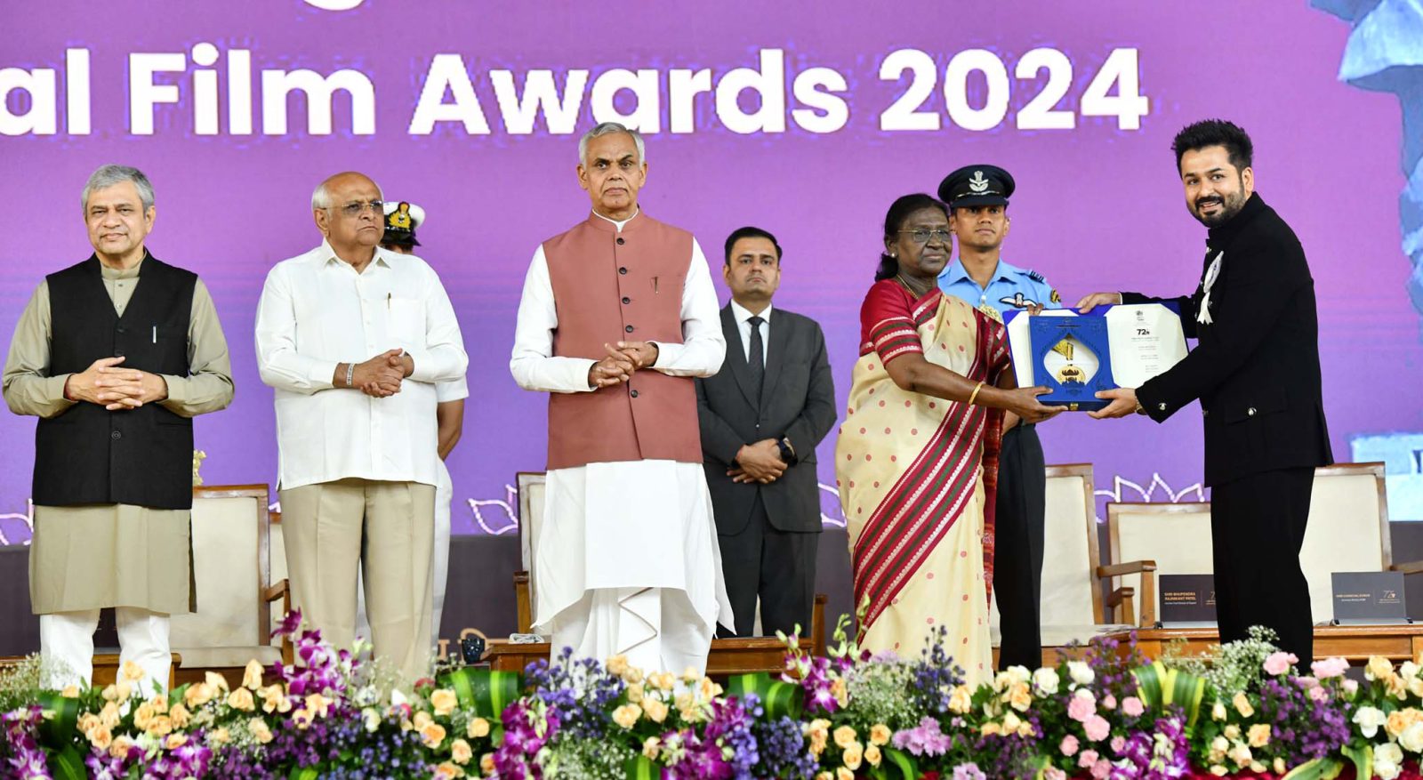 గుజరాత్ లోని ఏక్తానగర్ లో 72వ జాతీయ చలనచిత్ర అవార్డుల ప్రదానోత్సవం: అవార్డులు అందచేసిన రాష్ట్రపతి  ద్రౌపదీ ముర్ము