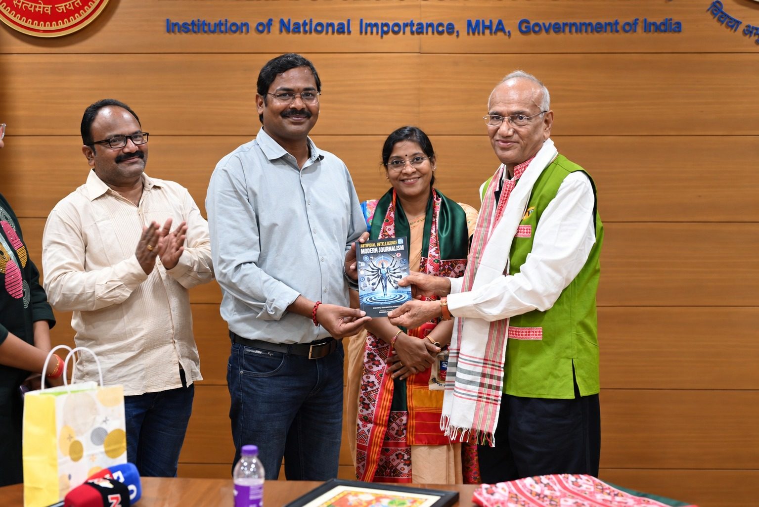 ముద్దం న‌రసింహ‌స్వామిని స‌త్క‌రించిన‌ ఎన్‌ఎఫ్‌ఎస్‌యూ వైస్‌ ఛాన్సలర్ డా. జేఎం వ్యాస్‌