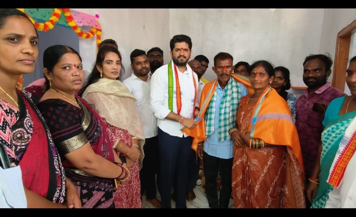 'ఇందిరమ్మ ఇల్లు' గృహ ప్రవేశ కార్యక్రమానికి హాజరైన వొడితల ప్రణవ్..