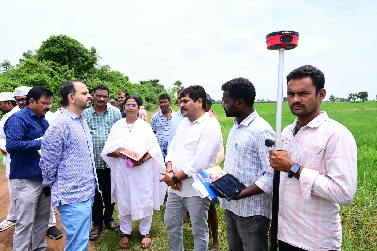 భూ రీ-సర్వే  పనులను క్షేత్ర స్థాయిలో పరిశీలించిన జిల్లా కలెక్టర్