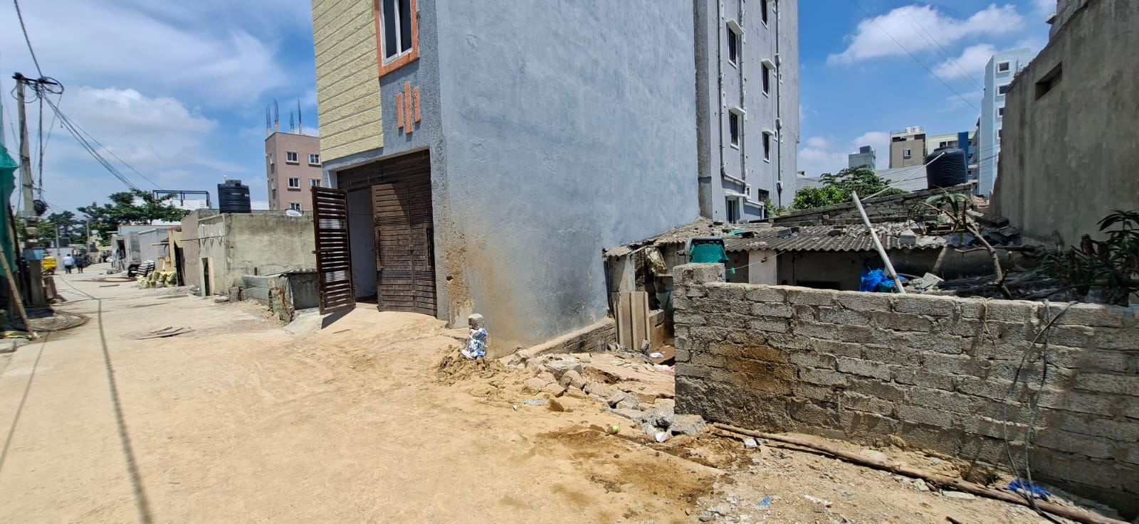 పక్కకు ఒరిగిన నాలుగు అంతస్తుల భవనం
