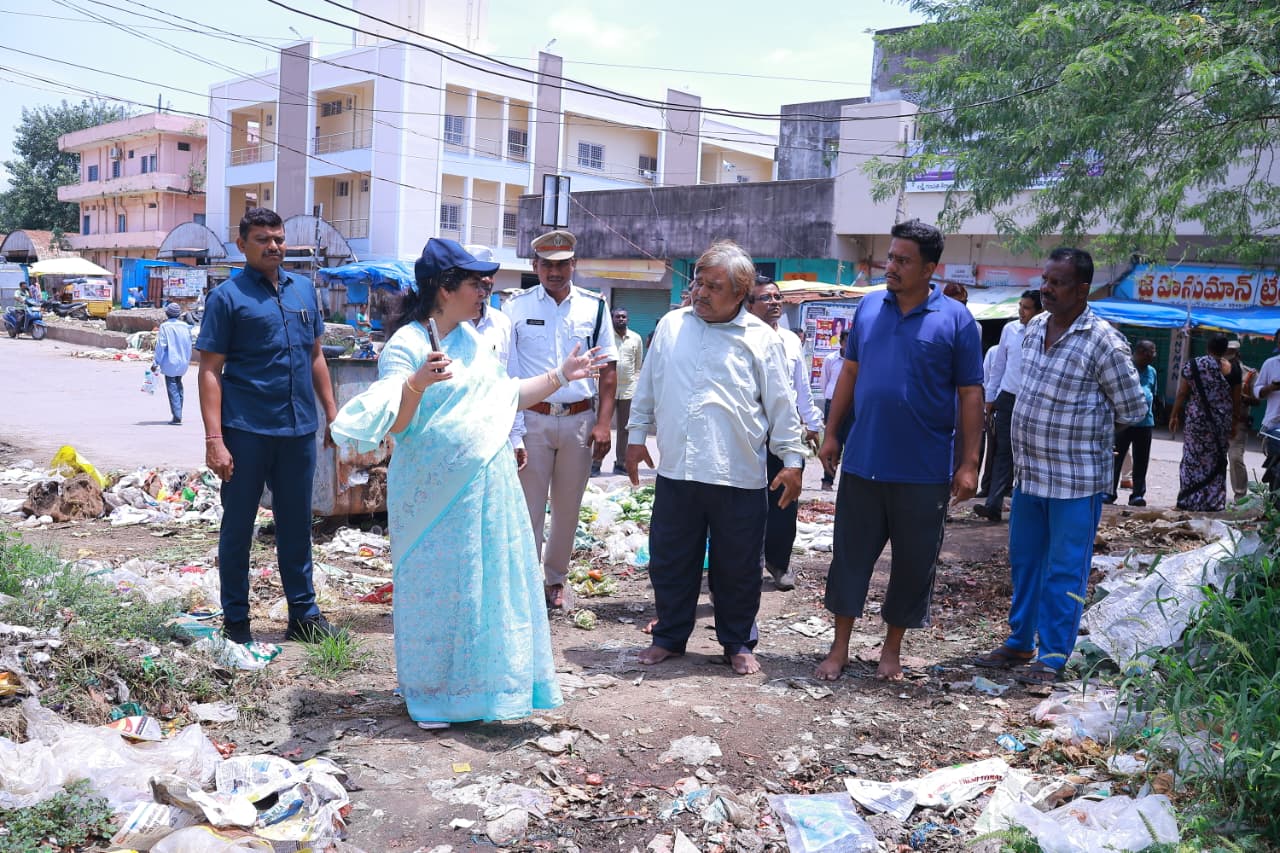 రోడ్డు భద్రత సమస్యలపై క్షేత్రస్థాయిలో పరిశీలించిన జిల్లా కలెక్టర్