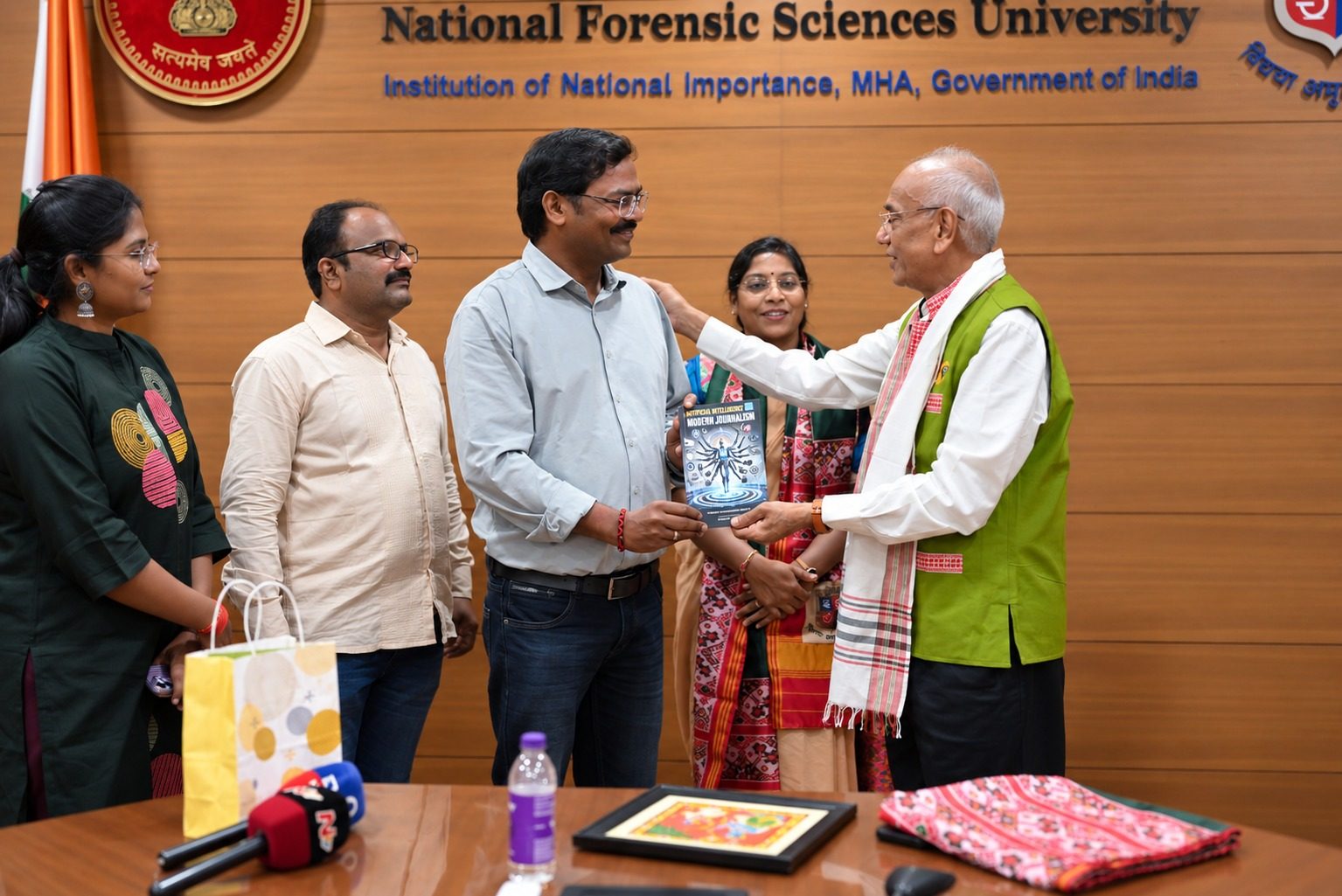 ముద్దం న‌రసింహ‌స్వామిని స‌త్క‌రించిన‌ ఎన్‌ఎఫ్‌ఎస్‌యూ వైస్‌ ఛాన్సలర్ డా. జేఎం వ్యాస్‌