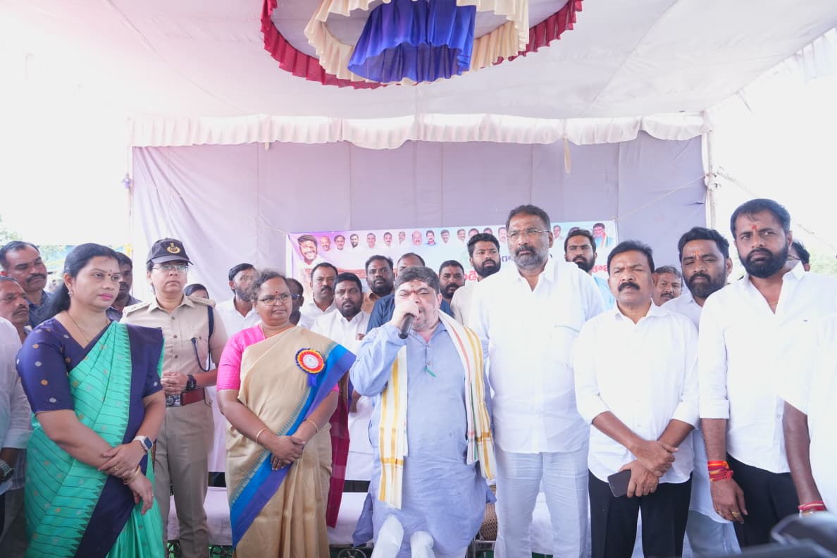 కరీంనగర్ బస్ స్టేషన్‌లో బాబాసాహెబ్ డాక్టర్ బి.ఆర్. అంబేద్కర్ విగ్రహావిష్కరణ చేసిన మంత్రులు పొన్నం ప్రభాకర్, వాకిటి శ్రీహరి