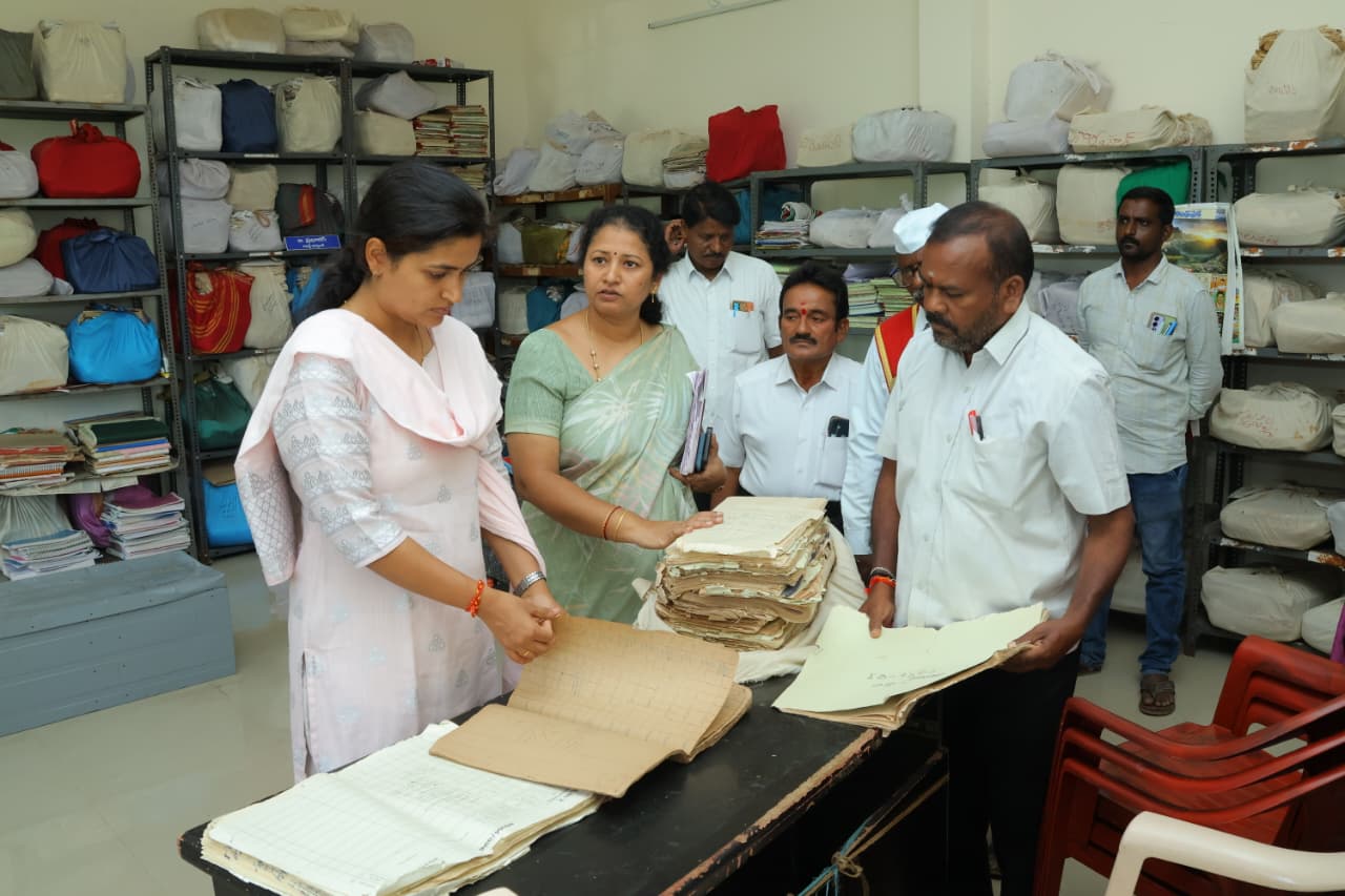 రెవెన్యూ దరఖాస్తులు పెండింగ్‌లో ఉండకుండా గడువులోగా పరిష్కార చర్యలు చేపట్టాలి
