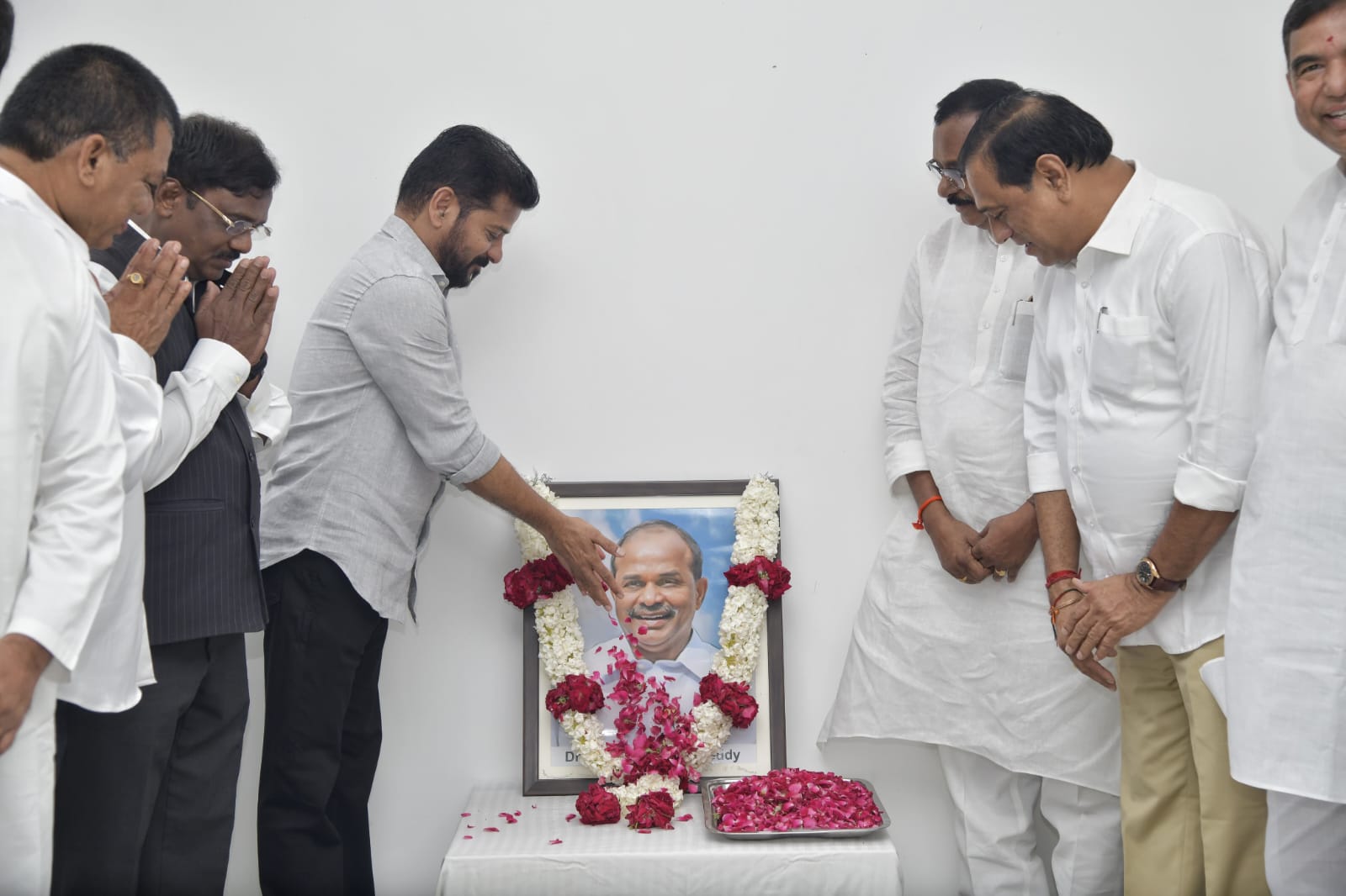 దివంగత రాజశేఖర్ రెడ్డికి నివాళుల్పించిన సీఎం రేవంత్ రెడ్డి