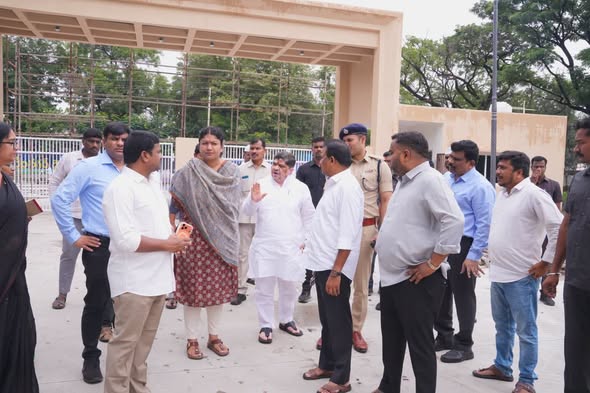 కరీంనగర్ జిల్లా నూతన కలెక్టరేట్ ప్రారంభోత్సవ ఏర్పాట్లపై మంత్రి పొన్నం సమీక్ష