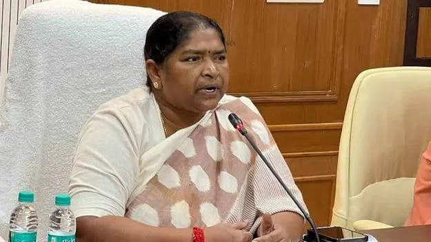 బీఆర్‌ఎస్ దాడిలో గాయపడ్డ మహిళా పోలీసులకు  మంత్రి సీతక్క పరామర్శ