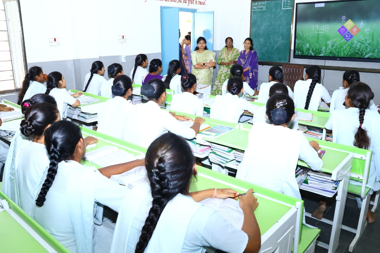 కస్తూర్భా గాంధీ బాలికా విద్యాలయాన్ని ఆకస్మికంగా తనిఖీ చేసిన జిల్లా కలెక్టర్ స్నేహా శబరీష్