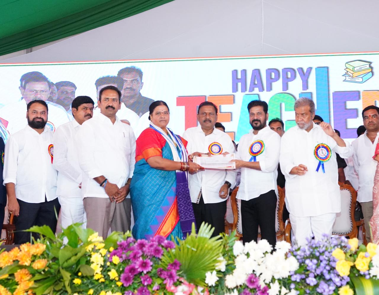 రెండేళ్లు సమయం ఇవ్వండి.. ఉపాధ్యాయులు, లెక్చరర్లకు అణాపైసా కష్టం రానివ్వను