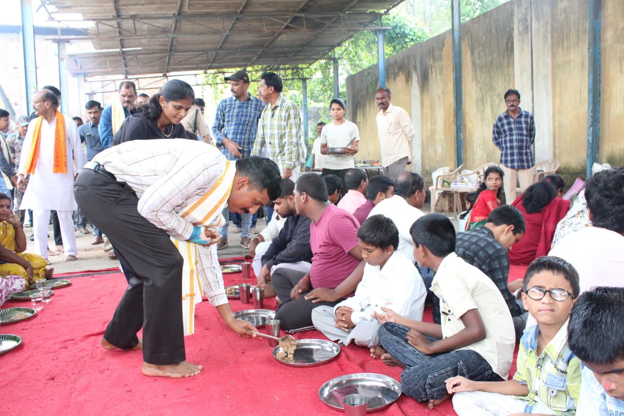 శ్రీ ఓం గణేష్ మండలి యందు అన్నదాన కార్యక్రమంలో పాల్గొన్న పోలీస్ కమిషనర్