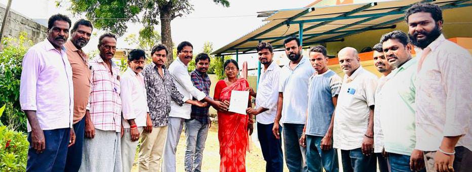 నల్లబెల్లి గ్రామంలో లబ్ధిదారులకు  సీఎంఆర్ఎఫ్ చెక్కుల పంపిణీ