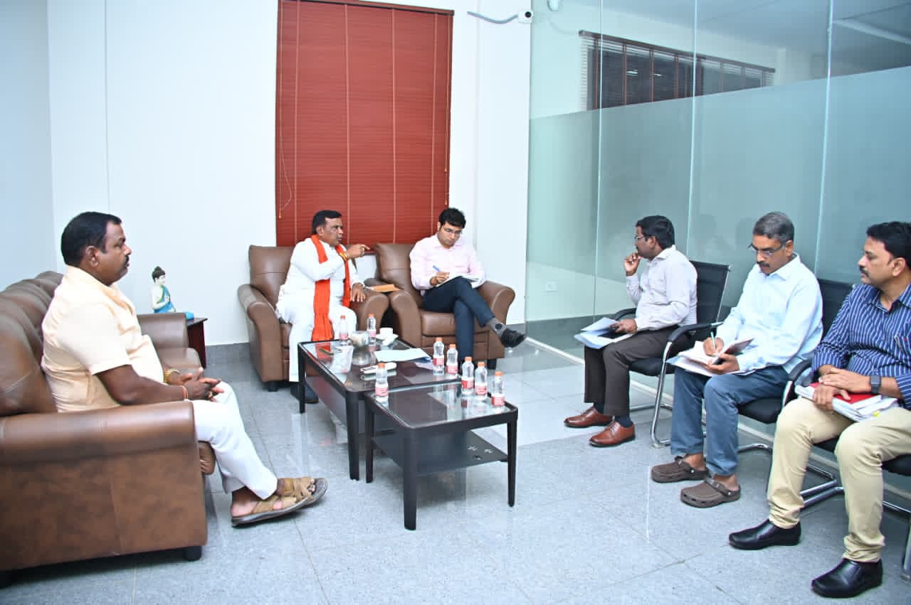 నిజామాబాద్ అర్బన్ అభివృద్ధిపై అధికారులతో ఎమ్మెల్యే ధన్ పాల్ సమీక్ష