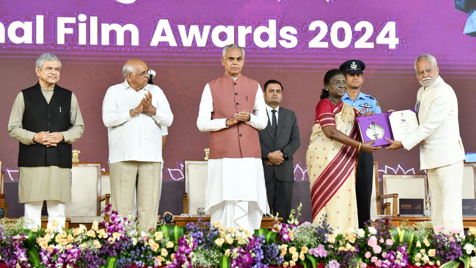 గుజరాత్ లోని ఏక్తానగర్ లో 72వ జాతీయ చలనచిత్ర అవార్డుల ప్రదానోత్సవం: అవార్డులు అందచేసిన రాష్ట్రపతి  ద్రౌపదీ ముర్ము