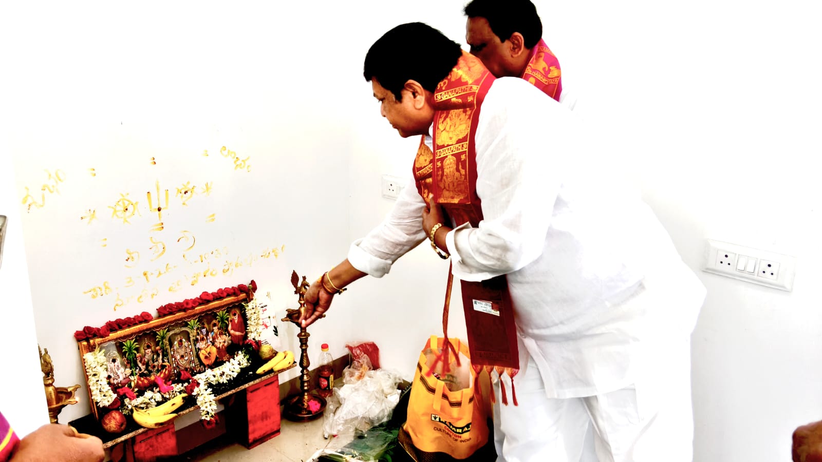 ప్రజలకు మెరుగైన సేవలు అందిస్తూ అభివృద్ధి చెందాలి