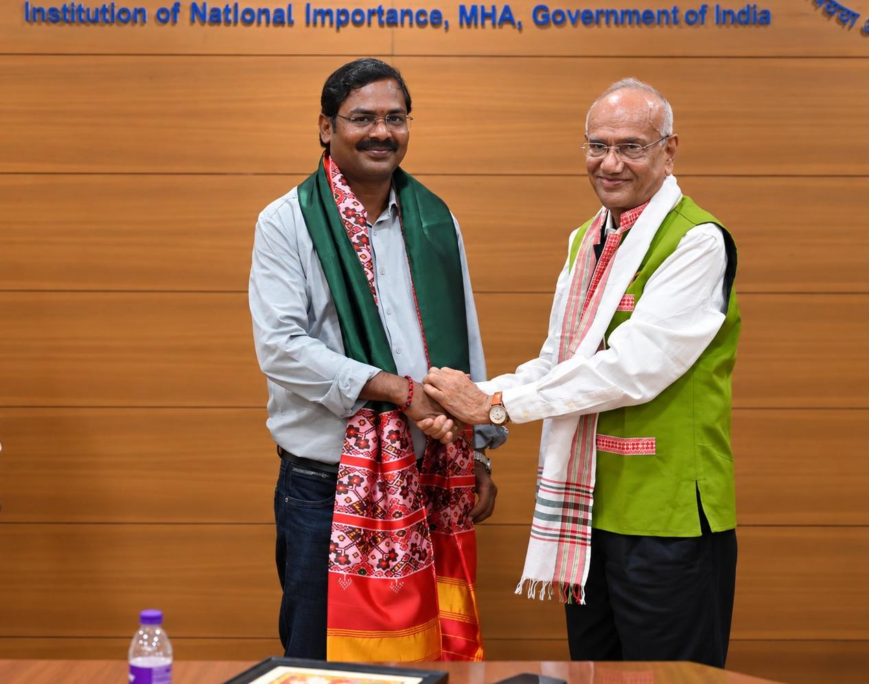 ముద్దం నరసింహ స్వామి రాసిన పుస్తకాన్ని పరిశీలించిన డా. వ్యాస్‌..