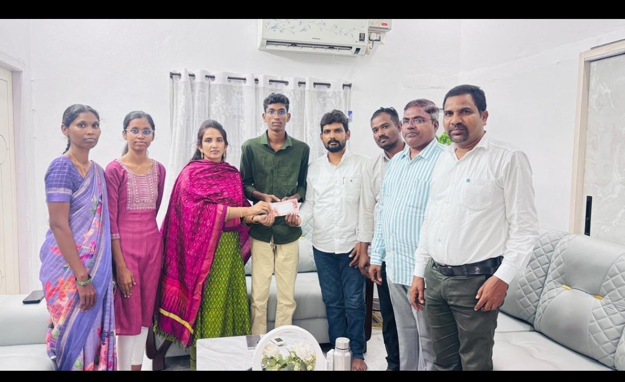పేద విద్యార్థికి అండగా నిలిచిన హుజూరాబాద్ మున్సిపల్ చైర్‌పర్సన్ రొంటాల సుహాసిని