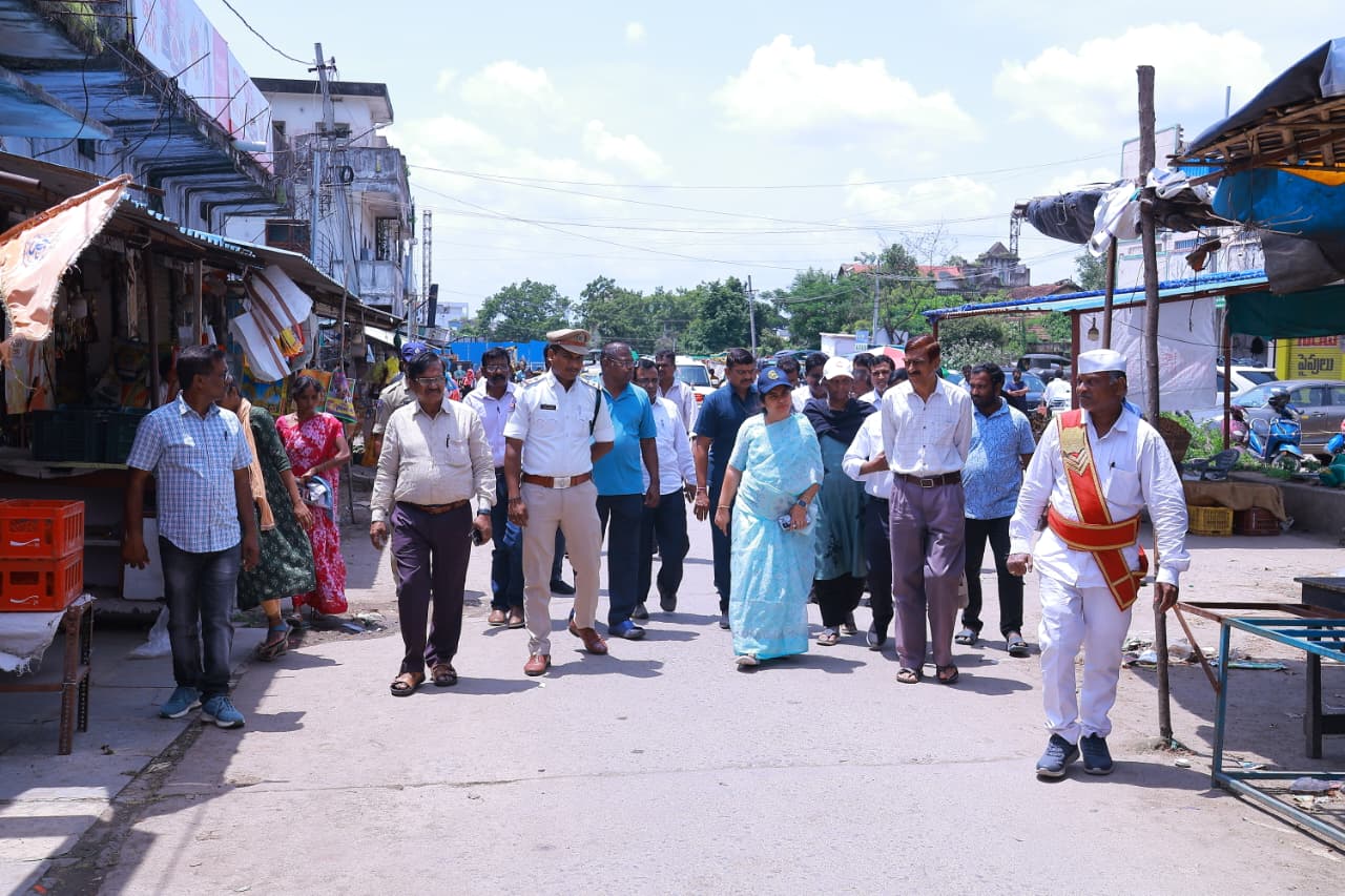రోడ్డు భద్రత సమస్యలపై క్షేత్రస్థాయిలో పరిశీలించిన జిల్లా కలెక్టర్