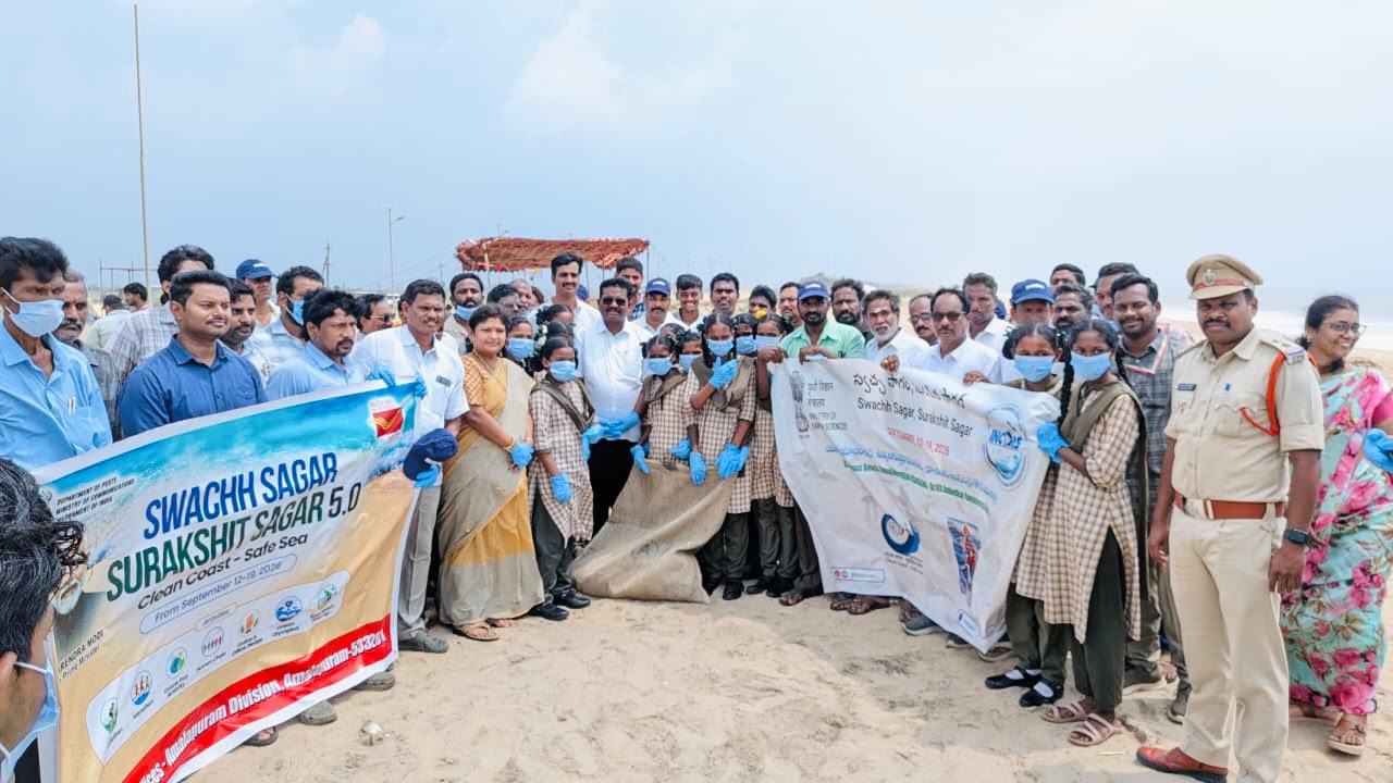 బీచ్ లో వ్యర్థాలు, ప్లాస్టిక్ తొలగింపు కార్యక్రమం