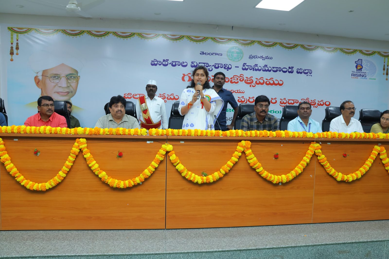 విద్యార్థుల భవిష్యత్తుకు పునాది వేసే ప్రతి టీచర్ ఉత్తములే