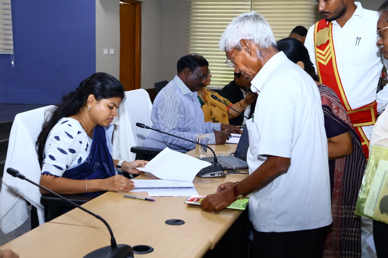 ప్రజావాణి దరఖాస్తులను పరిశీలించి, వెంటనే పరిష్కరించాలి: జిల్లా కలెక్టర్ స్నేహ శబరిష్
