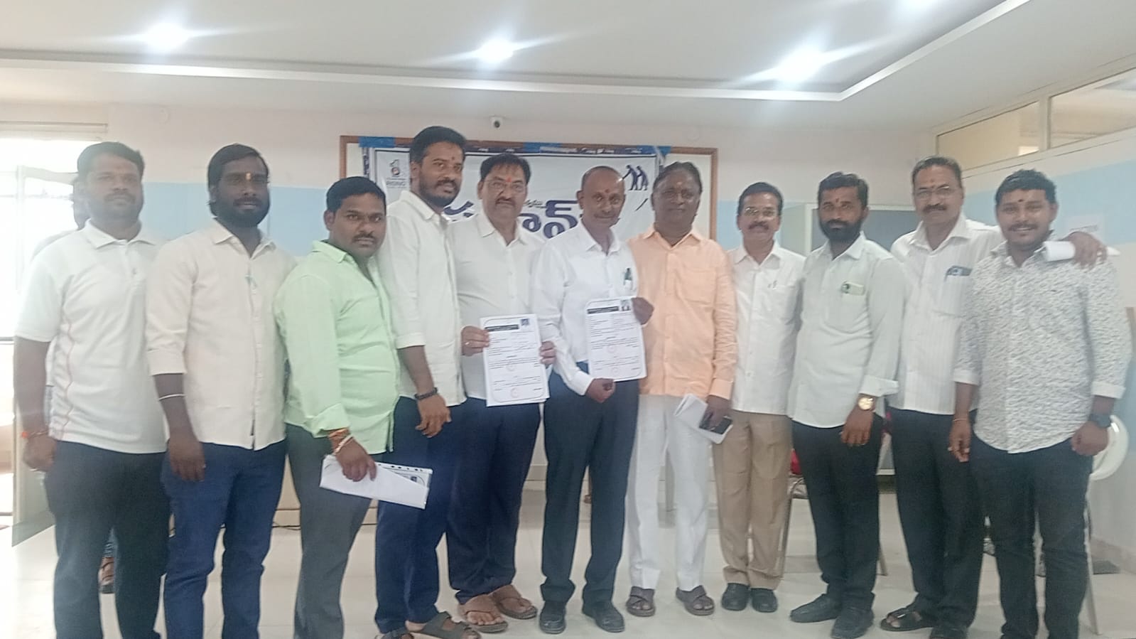 నామినేషన్ వేసిన నిజామాబాద్ బార్ అసోసియేషన్ మాజీ అధ్యక్షులు జగన్ మోహన్ గౌడ్...