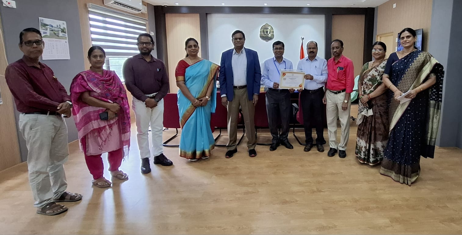 రాష్ట్ర ఉత్తమ ఉపాధ్యాయునికి వీసి అభినందనలు